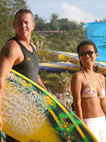 心地よい時間を過ごすサーファー達