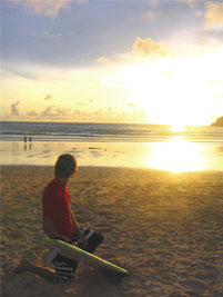 プーケットの早朝は絶好のサーフィン満喫タイム