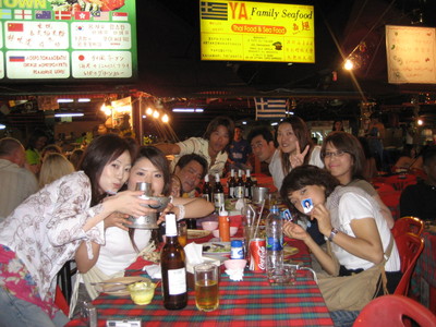 皆で楽しく宴会やってます