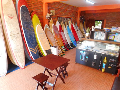 サーフボードはレンタルもやってます。